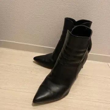 블랙 스틸레토 부츠 하이힐
