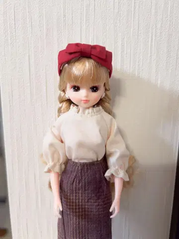 리카짱 인형 크림색 블라우스 브라운 스커트