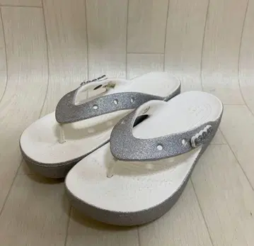 Crocs 실버 W7 비치 샌들 23.5cm