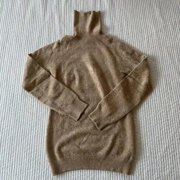 드리스반노튼 베이지 터틀넥 스웨터 긴팔