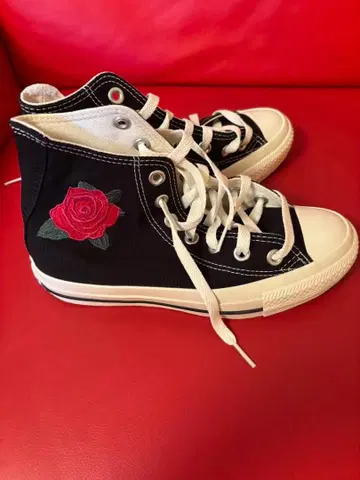 CONVERSE 장미 자수 블랙 스니커즈