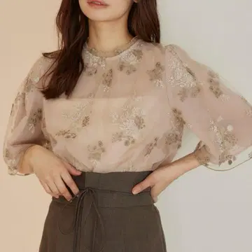 플로럴 자수 플레어 슬리브 블라우스