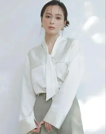 아뉴앙스 새틴 보타이 블라우스 블라우스