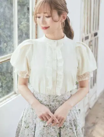 Areeam 레이스 프릴 스탠드 카라 블라우스 아이보리