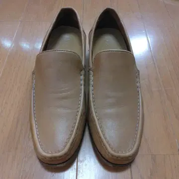 베이지 가죽 로퍼