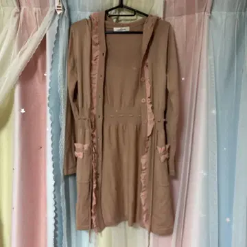 갤러리 비스콘티 프릴 장식 베이지 니트 가디건