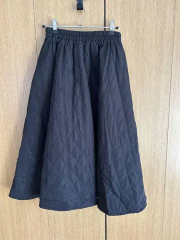 블랙 퀼팅 플레어 스커트
