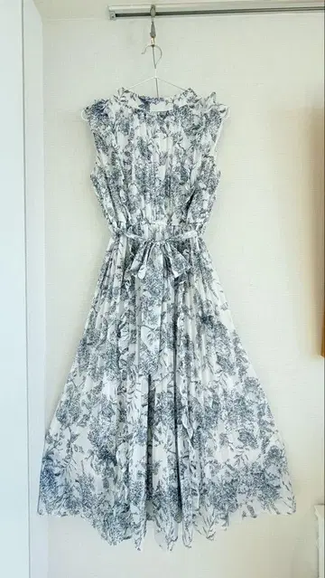 Tocco closet 프릴 장식 투알 드 주이 플리츠 원피스