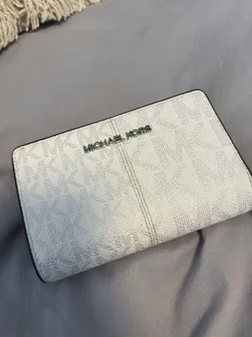 MICHAEL KORS 이단 접이식 지갑 화이트/그레이