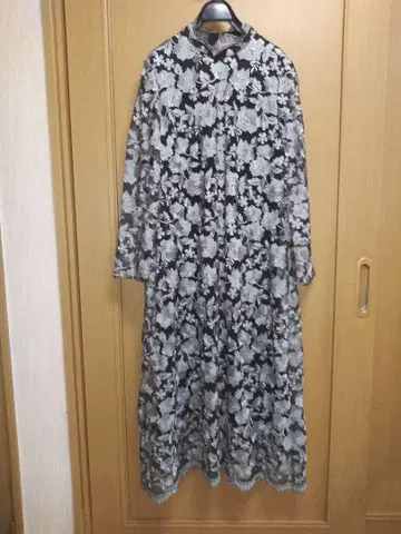 꽃무늬 레이스 자수 롱 원피스 블랙과 은색