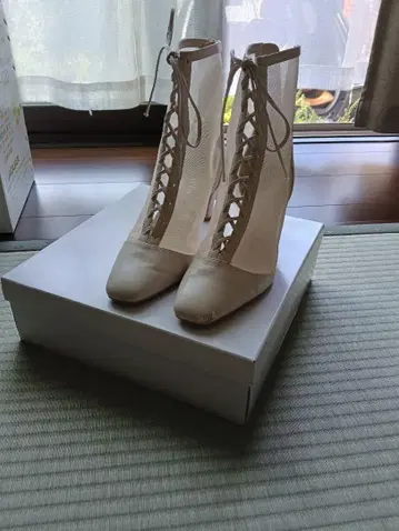 질스튜어트 화이트 레이스업 하이힐