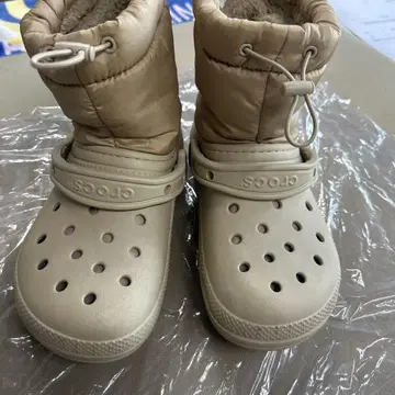 crocs 클래식 라인드 네오 퍼프 부츠 보아 베이지