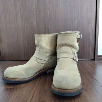 베이지 스웨이드 엔지니어 부츠 버클 포함