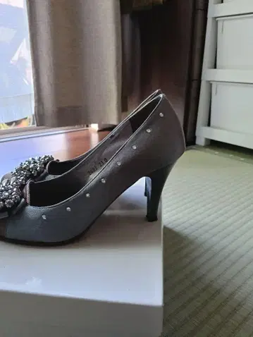 비쥬 장식 그레이 하이힐 23.0cm