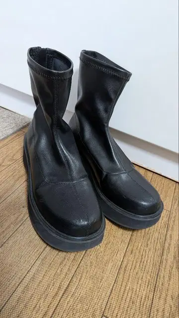 블랙 통굽 부츠