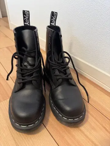 Dr.Martens 화이트 스티치 8홀 부츠 24cm