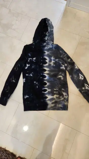 새상품급 volcom 타이다이 패턴 후드티 볼컴