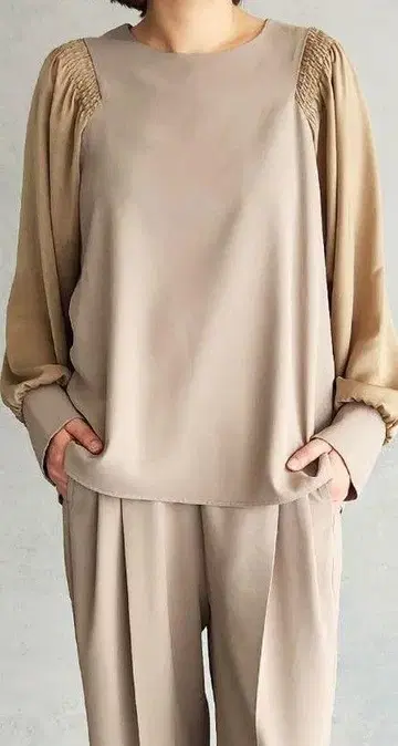 미사용 새상품급 긴팔 상의 베이지 에피데믹