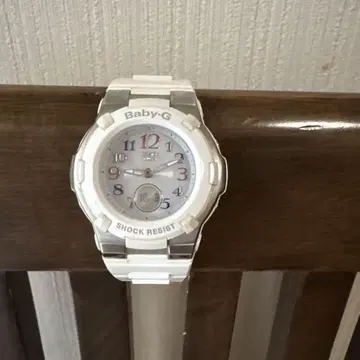 Baby-G 화이트 아날로그 시계