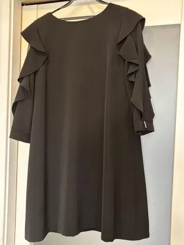 QUEENS COURT 블랙 프릴 원피스 2