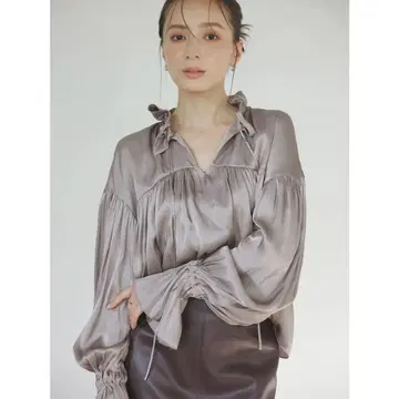 아뉴앙스 넥 프릴 개더 블라우스 새틴 그레이 베이지