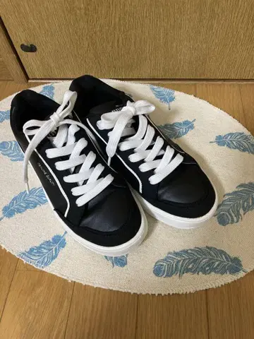 블랙 스니커즈 화이트 신발끈