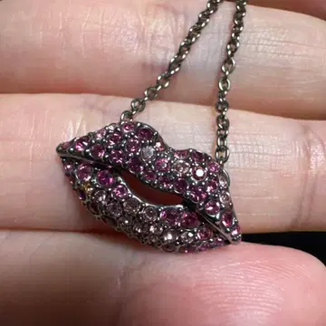 SWAROVSKI 립 목걸이