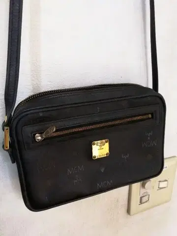 MCM 블랙 가죽 숄더백