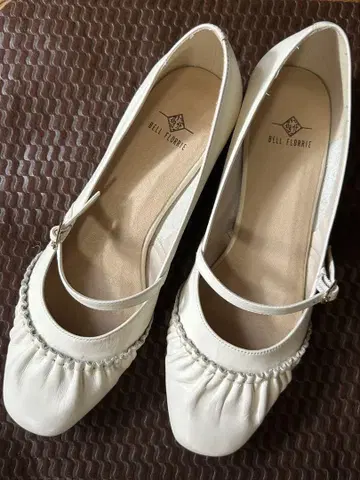 BELL FLORRIE 화이트 스트랩 펌프스 24cm