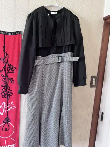플리츠 블라우스와 체크 무늬 스커트 셋업