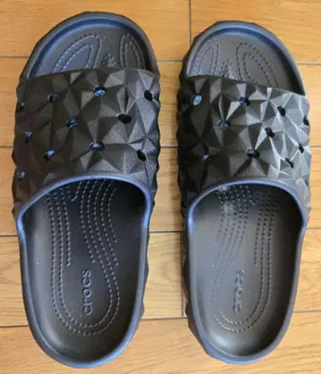 Crocs 블랙 지오메트릭 슬라이드 샌들 24.0cm(W8/M6)