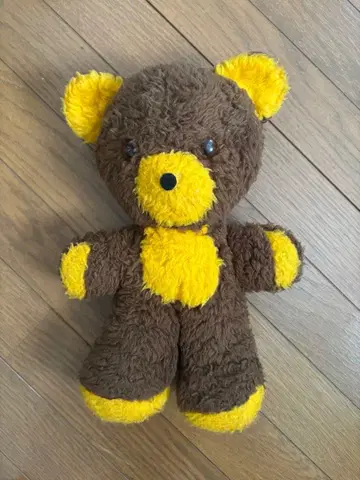 브라운과 옐로우 컬러 곰 봉제 인형
