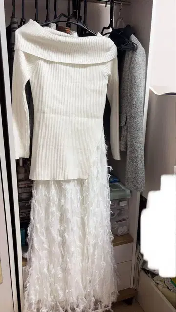 화이트 오프숄더 셋업