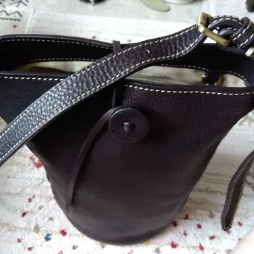 다크 브라운 가죽 버킷 백