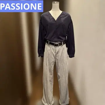 파시오네 사용 1회 새상품급 소매가 봉긋한 디자인 네이비 블라우스