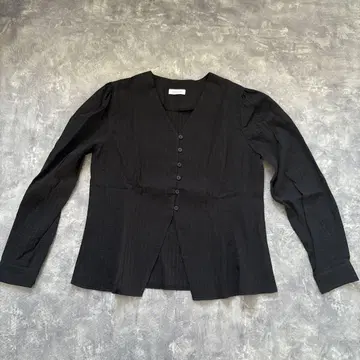 블랙 V넥 셔츠