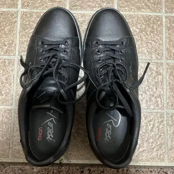 UOMO 블랙 레이스업 슈즈