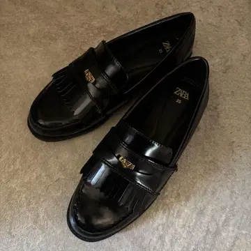 [완판템] 새상품급 ZARA 플랫 로퍼 메탈 디테일 코인 프린지