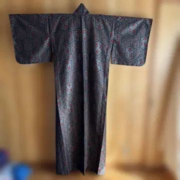 블랙과 빨간색의 기하학 패턴 기모노