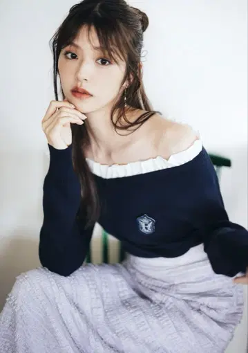 LILLIAN CARAT* 브로치 포함 오프숄더 니트