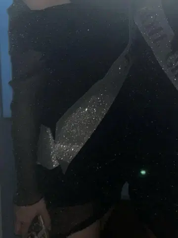 오프숄더 블랙 드레스 글리터