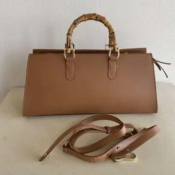 이탈리아 피렌체의 클라우디아 가죽 대나무 핸들 핸드백