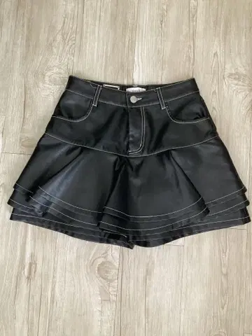 다리치 프릴 가죽 숏팬츠