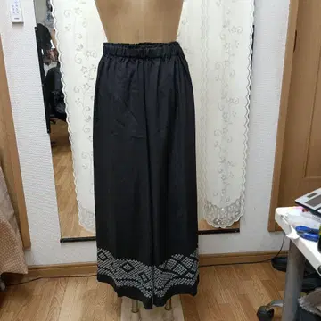 블랙 자수 가우초 팬츠