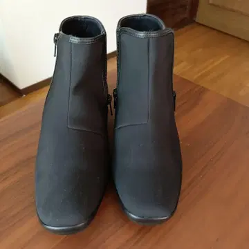 지퍼 달린 블랙 레인 부티