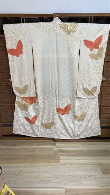 후리소데 나비 자수 흰색 바탕에 나비 무늬와 꽃의 직조가 있습니다.
