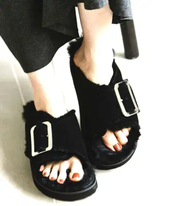 MOHI 블랙 퍼 샌들 빅 벨트 37