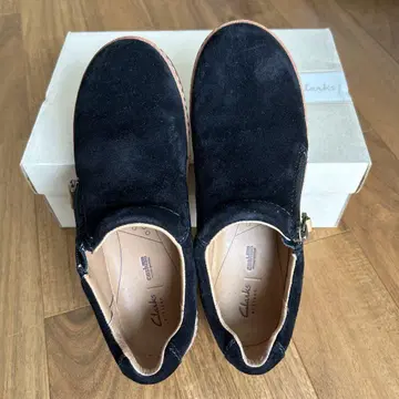 Clarks 스웨이드 블랙 슬립온