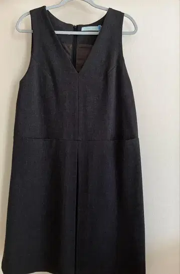 respiration 슬리브리스 원피스 무릎 기장 다크 그레이 와코루