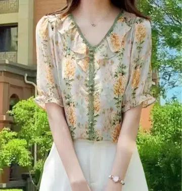 꽃무늬 V넥 반팔 블라우스